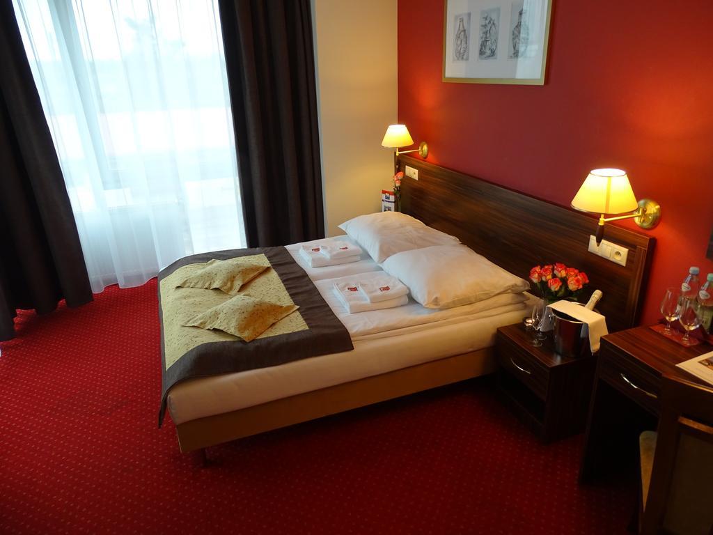 Hotel Pikul Пулави Екстер'єр фото
