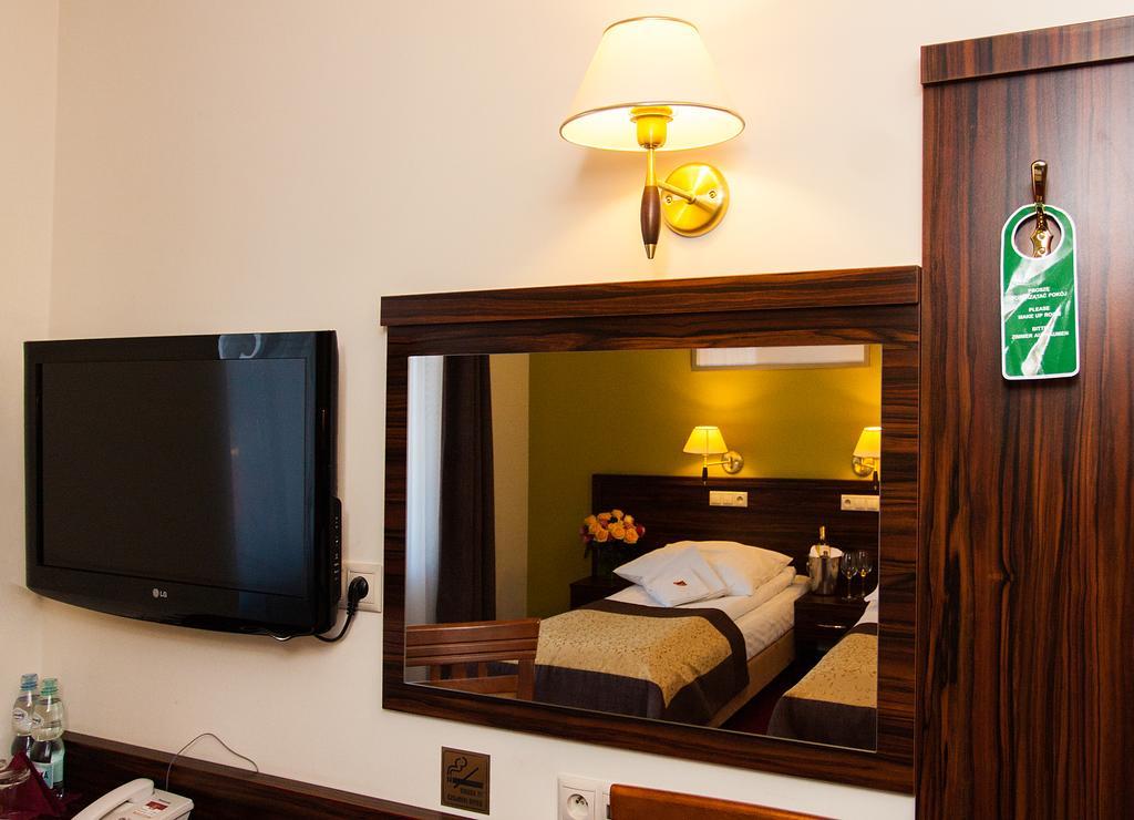 Hotel Pikul Пулави Екстер'єр фото