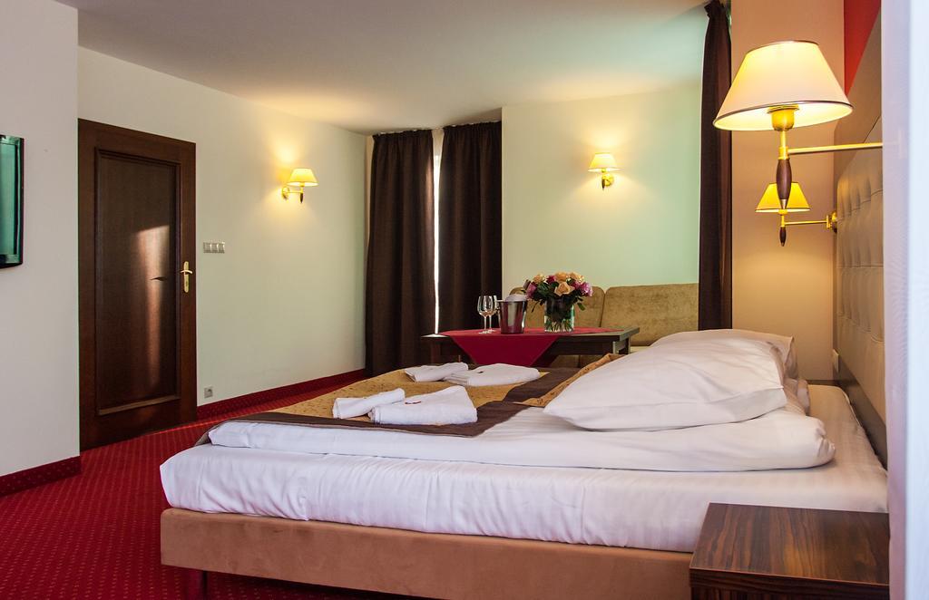 Hotel Pikul Пулави Екстер'єр фото