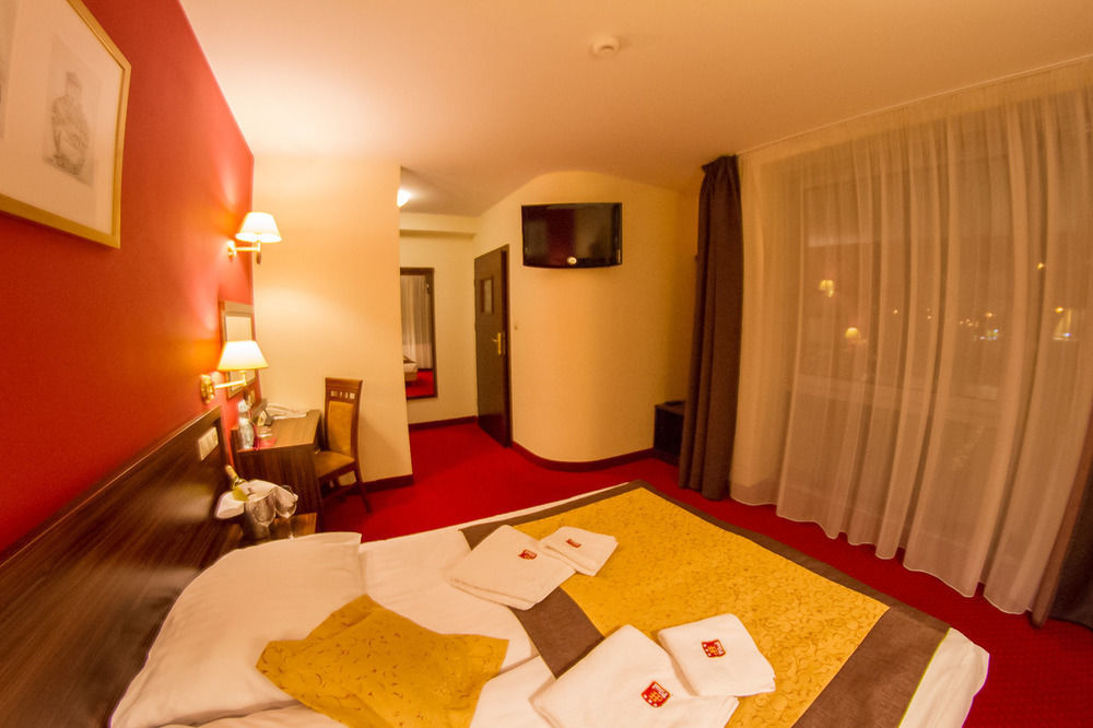 Hotel Pikul Пулави Екстер'єр фото