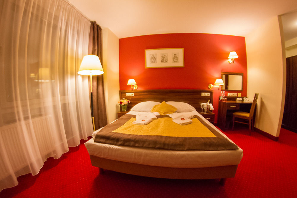 Hotel Pikul Пулави Екстер'єр фото