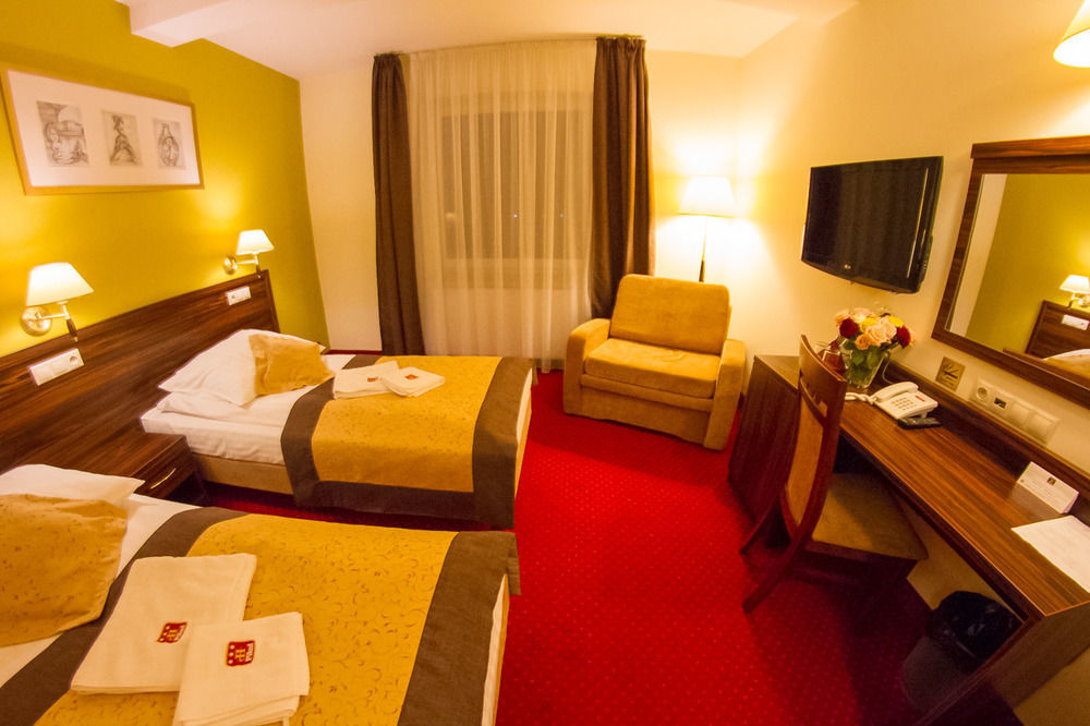 Hotel Pikul Пулави Екстер'єр фото
