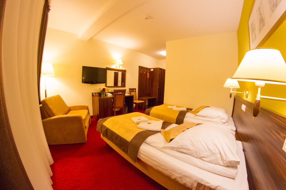 Hotel Pikul Пулави Екстер'єр фото