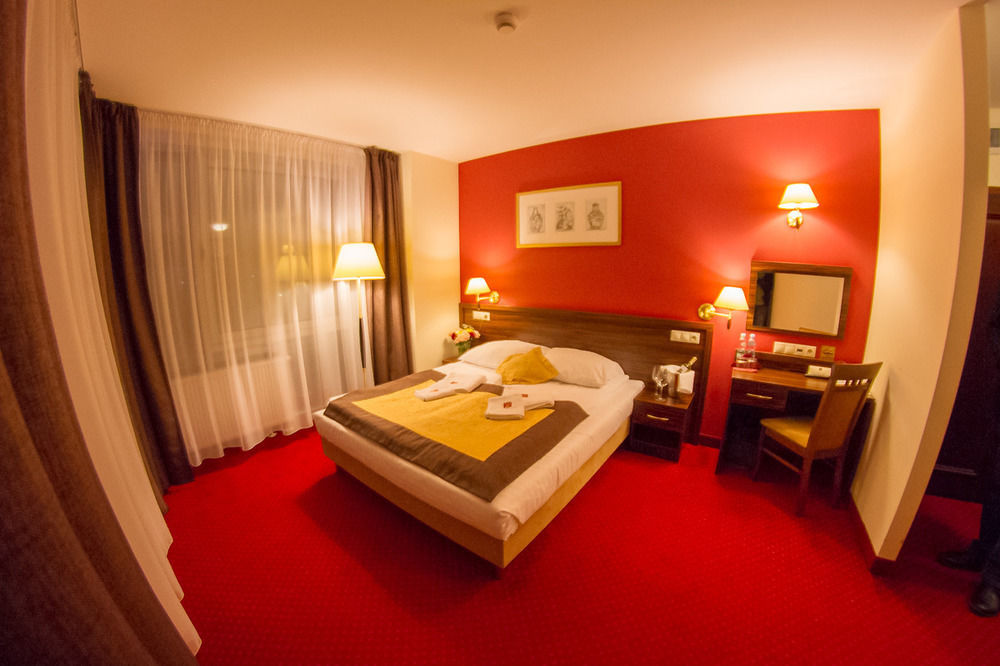 Hotel Pikul Пулави Екстер'єр фото