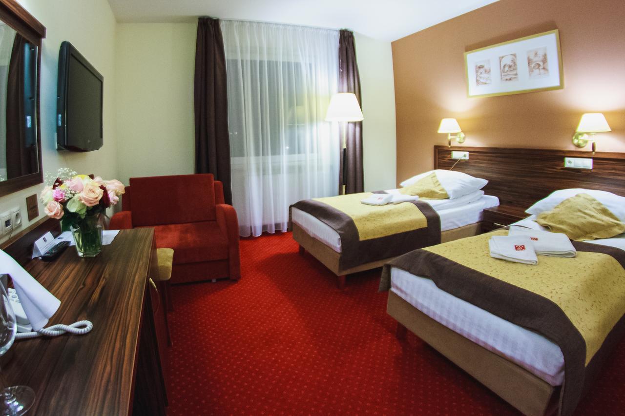 Hotel Pikul Пулави Екстер'єр фото