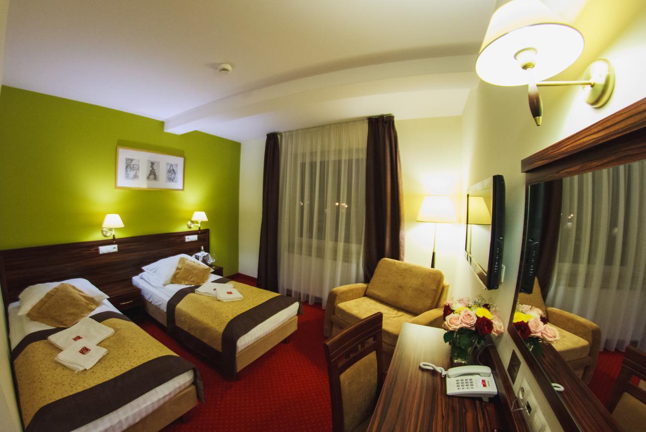 Hotel Pikul Пулави Екстер'єр фото