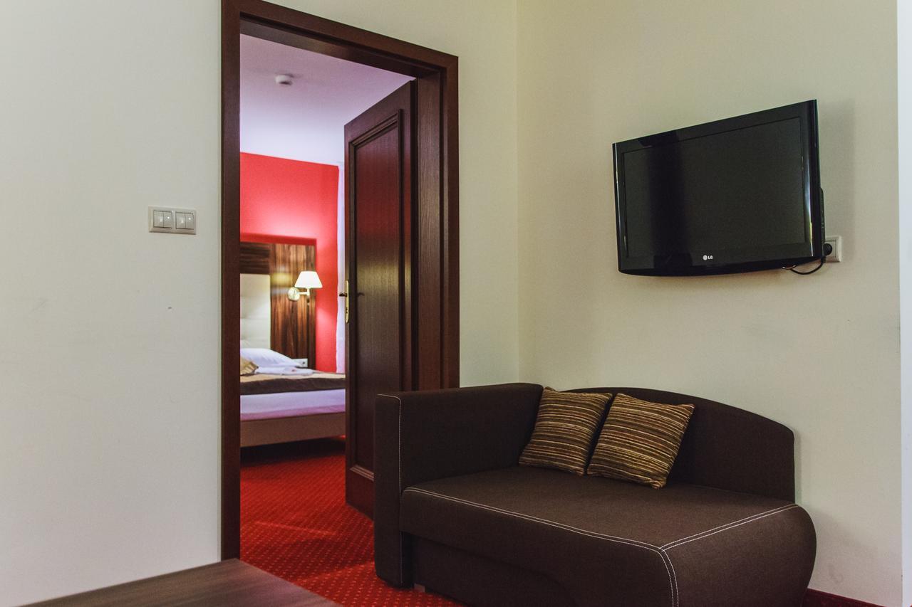 Hotel Pikul Пулави Екстер'єр фото