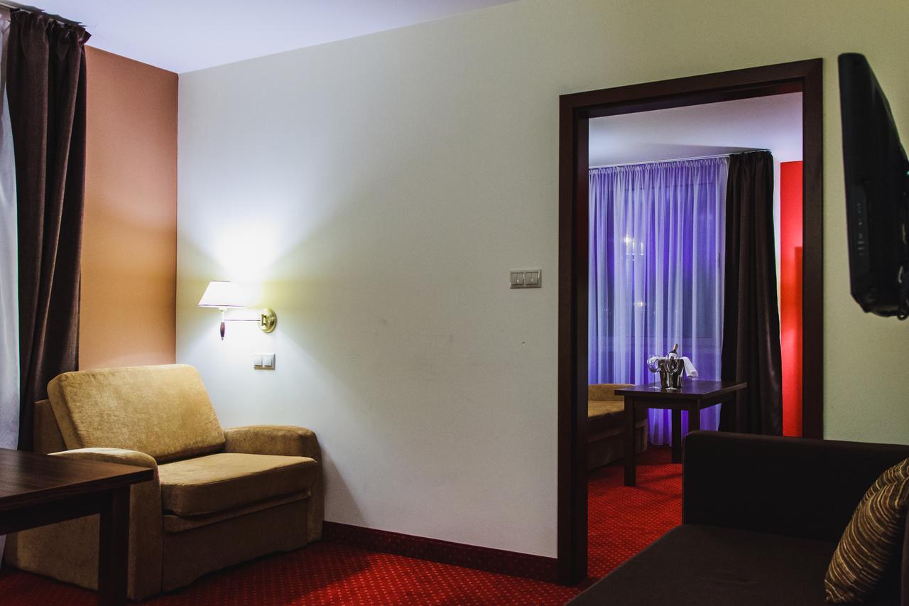 Hotel Pikul Пулави Екстер'єр фото