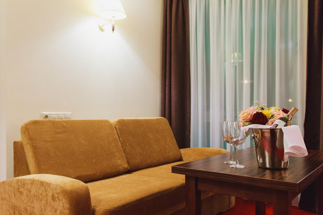 Hotel Pikul Пулави Екстер'єр фото