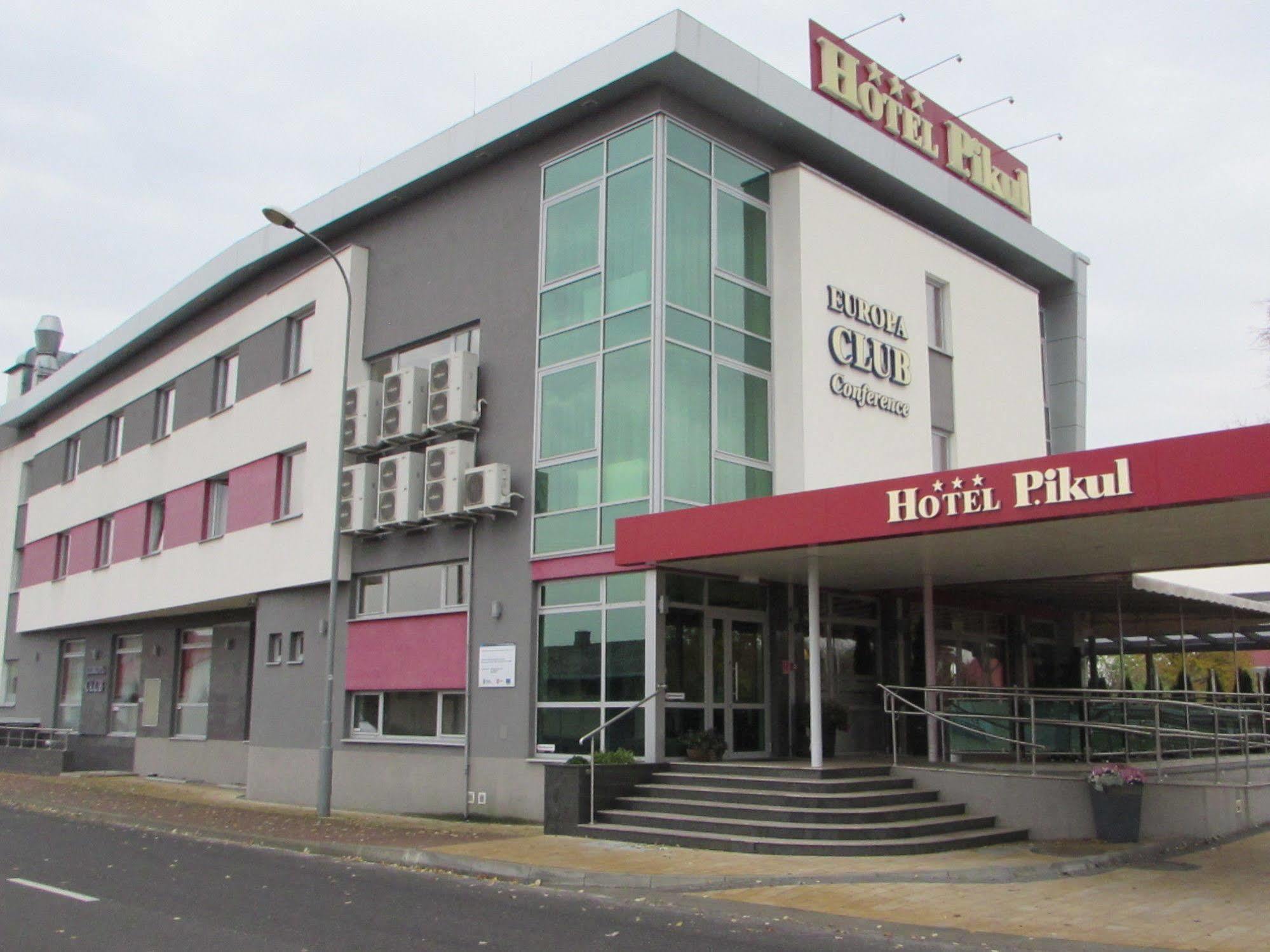 Hotel Pikul Пулави Екстер'єр фото