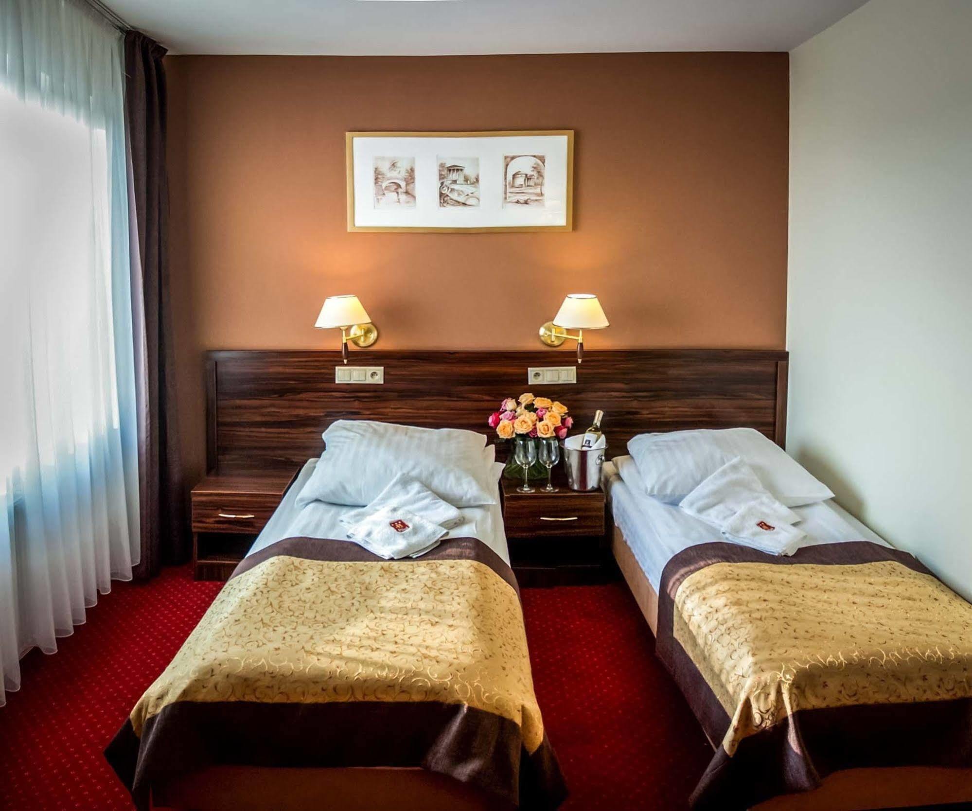 Hotel Pikul Пулави Екстер'єр фото