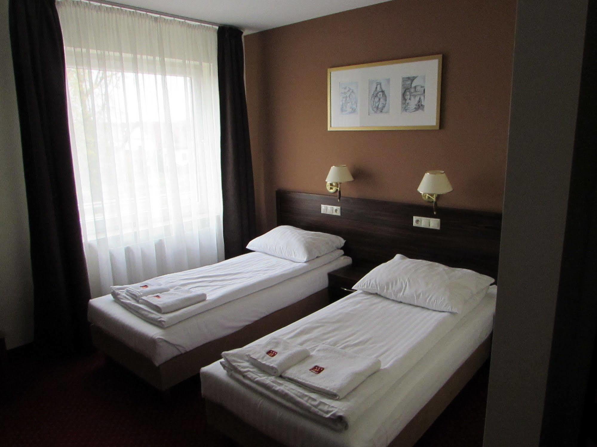 Hotel Pikul Пулави Екстер'єр фото