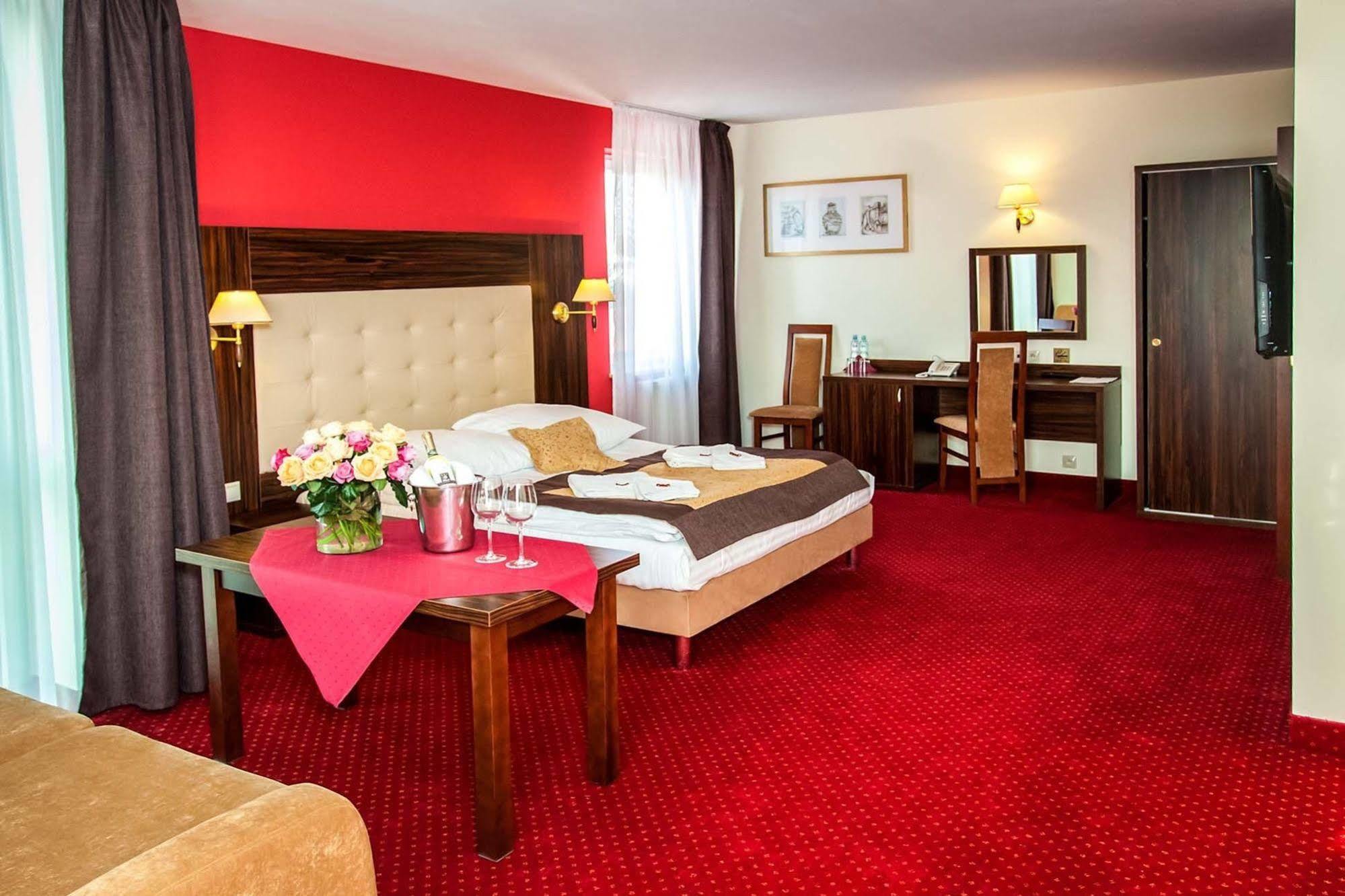 Hotel Pikul Пулави Екстер'єр фото