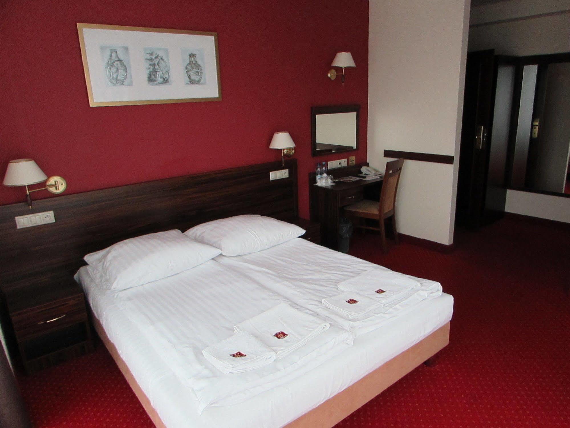 Hotel Pikul Пулави Екстер'єр фото