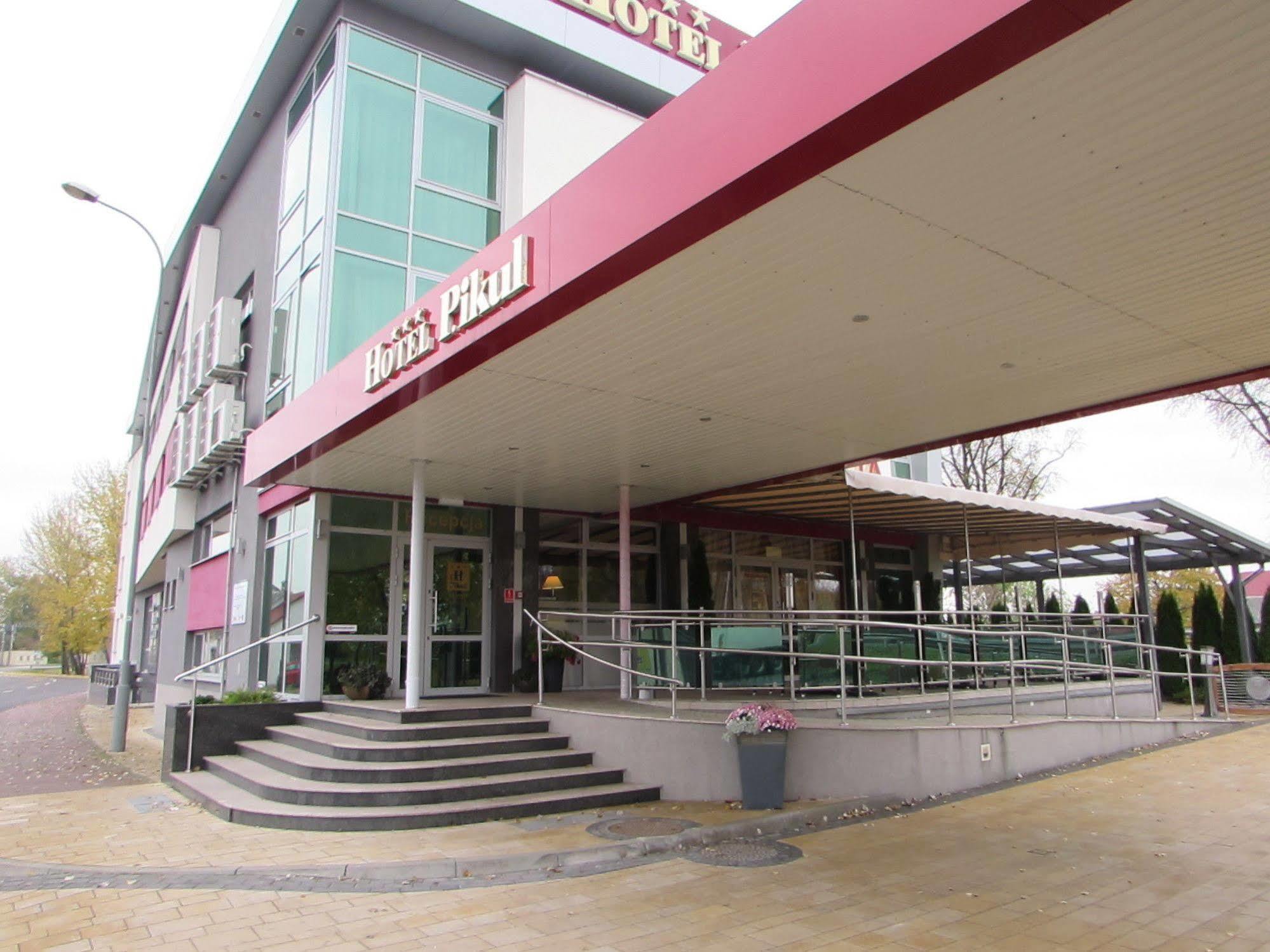 Hotel Pikul Пулави Екстер'єр фото