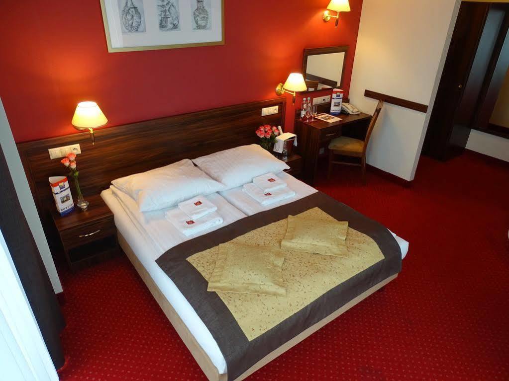 Hotel Pikul Пулави Екстер'єр фото