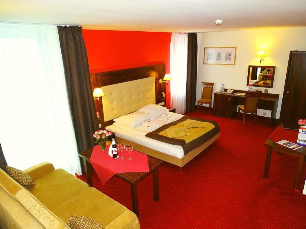 Hotel Pikul Пулави Екстер'єр фото