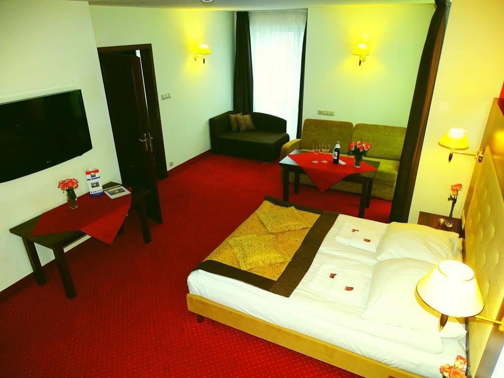 Hotel Pikul Пулави Екстер'єр фото