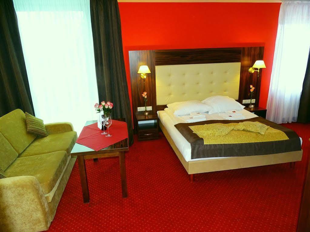 Hotel Pikul Пулави Екстер'єр фото